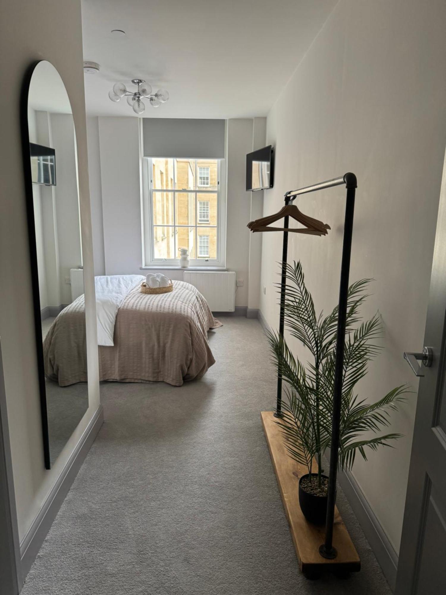 Haus Of Sulis, City Centre Apartment With Lift Access Bath Eksteriør bilde