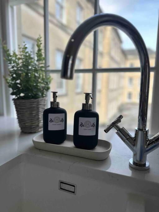 Haus Of Sulis, City Centre Apartment With Lift Access Bath Eksteriør bilde