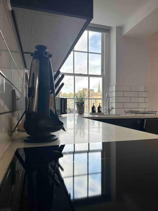 Haus Of Sulis, City Centre Apartment With Lift Access Bath Eksteriør bilde