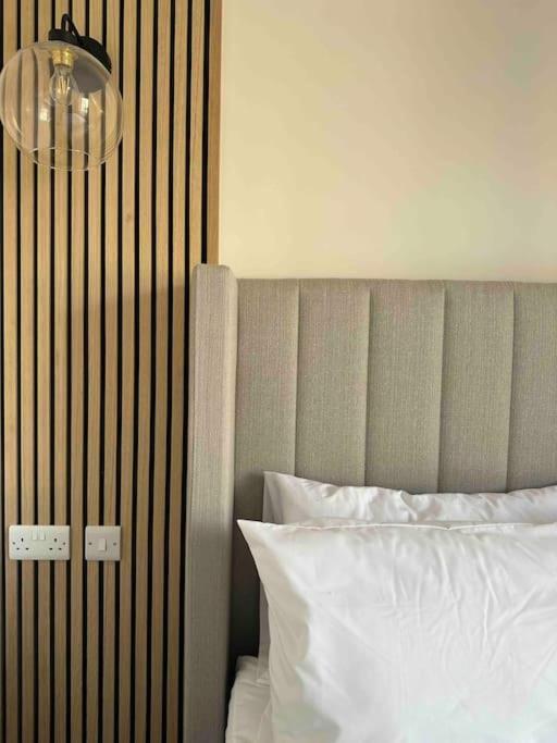 Haus Of Sulis, City Centre Apartment With Lift Access Bath Eksteriør bilde
