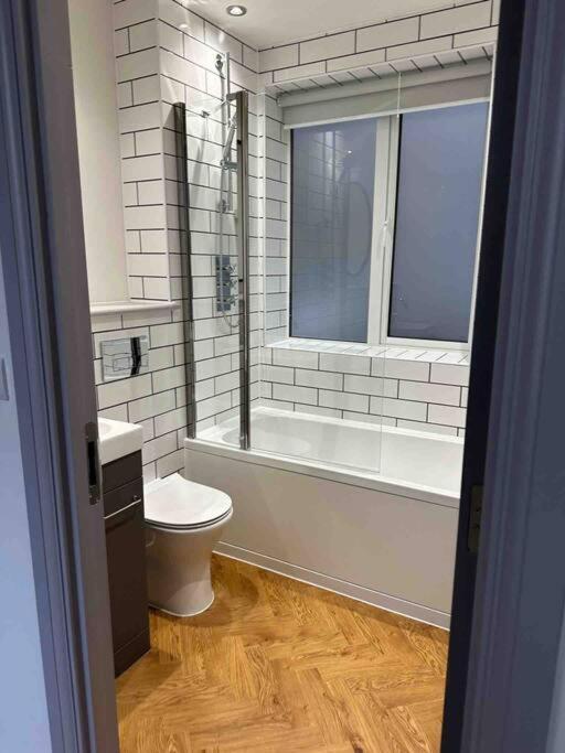 Haus Of Sulis, City Centre Apartment With Lift Access Bath Eksteriør bilde